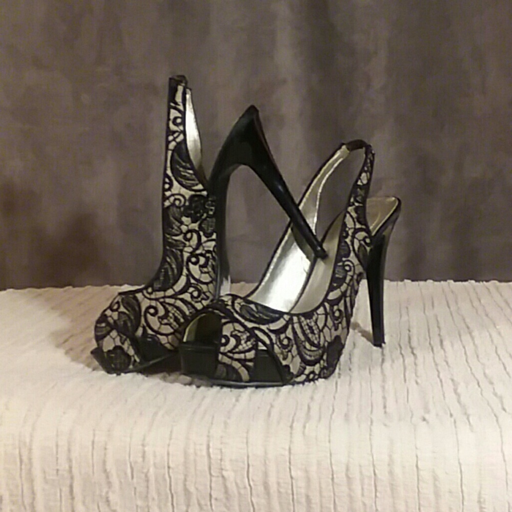 Guess Shoes - Picture 2 of 4